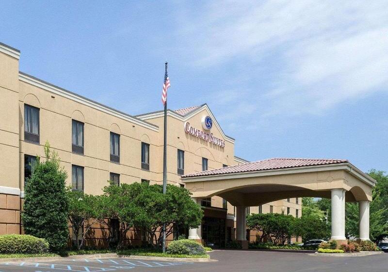 فندق Russell Inn & Suites