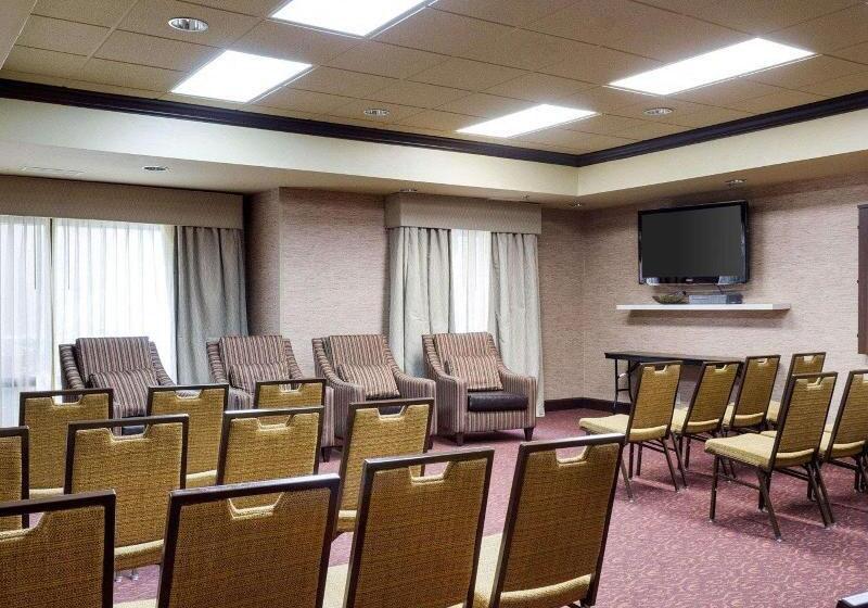 فندق Russell Inn & Suites