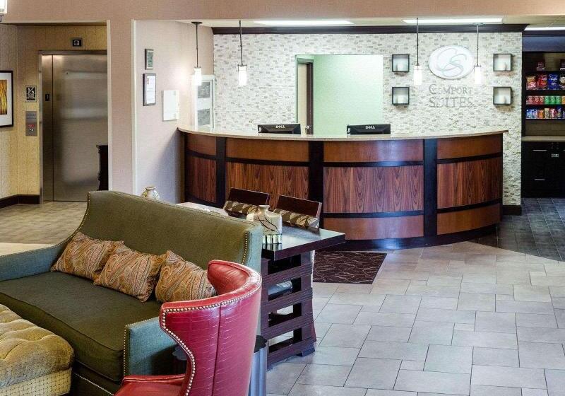 فندق Russell Inn & Suites