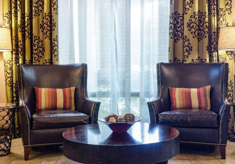 فندق Russell Inn & Suites