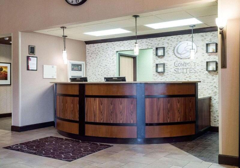 فندق Russell Inn & Suites