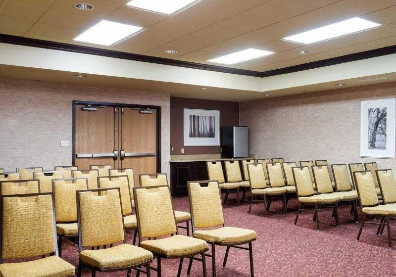 فندق Russell Inn & Suites