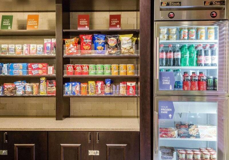 فندق Russell Inn & Suites