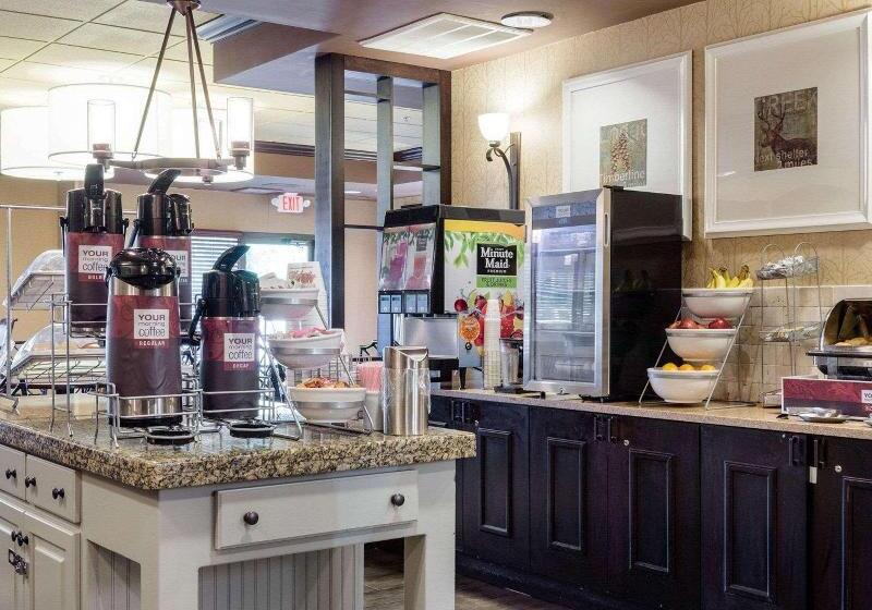 فندق Russell Inn & Suites