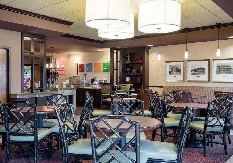 فندق Russell Inn & Suites