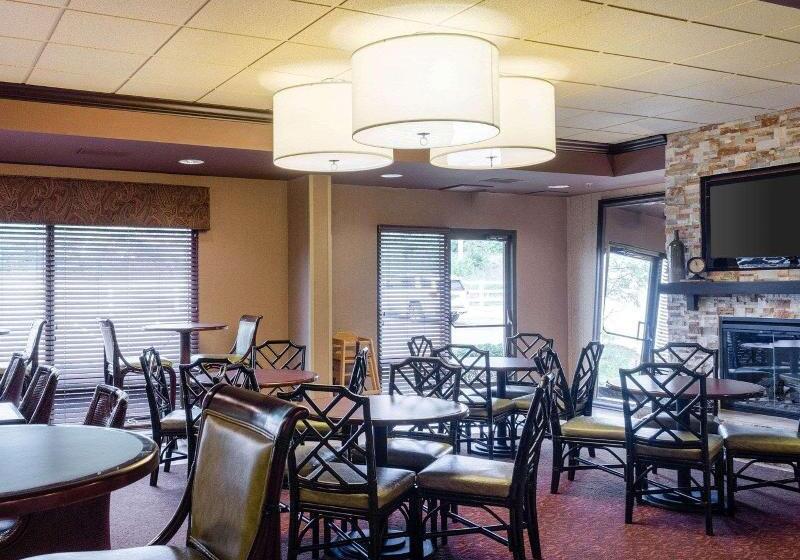 فندق Russell Inn & Suites