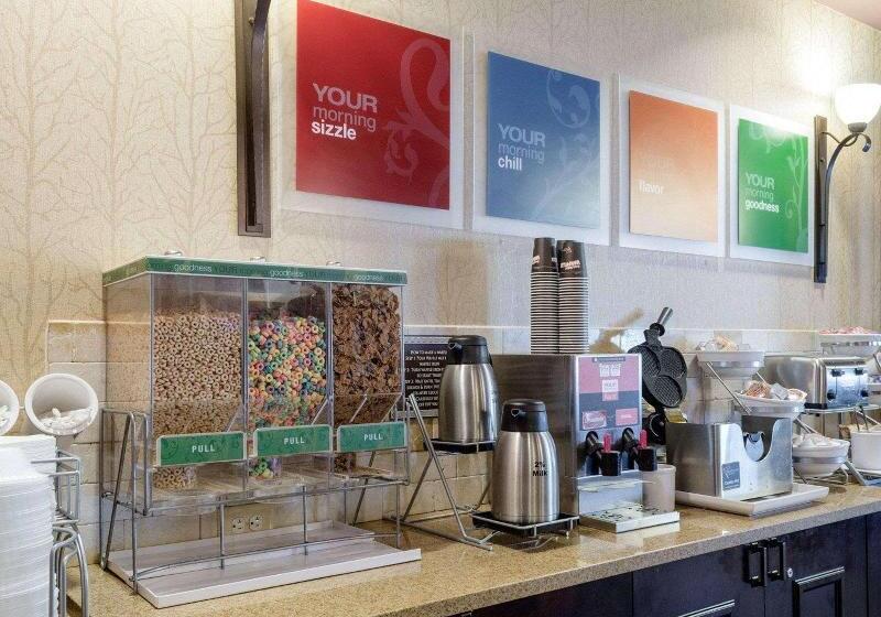 فندق Russell Inn & Suites