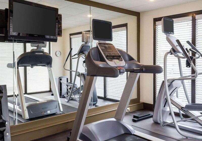 فندق Russell Inn & Suites