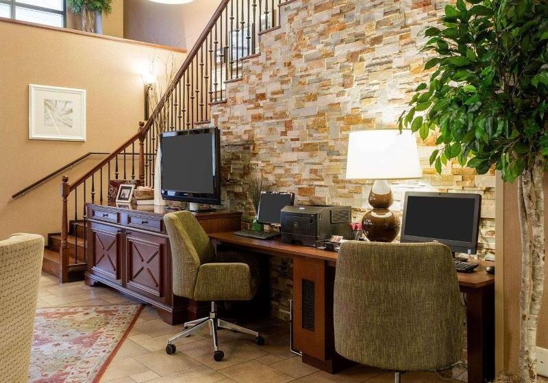 فندق Russell Inn & Suites