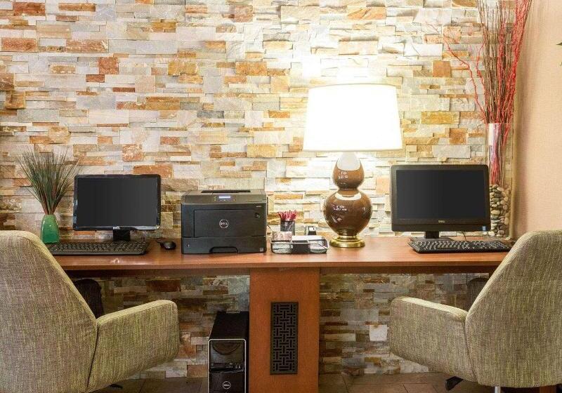 فندق Russell Inn & Suites