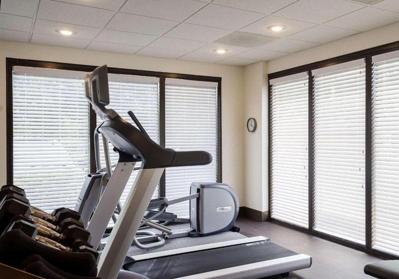 فندق Russell Inn & Suites