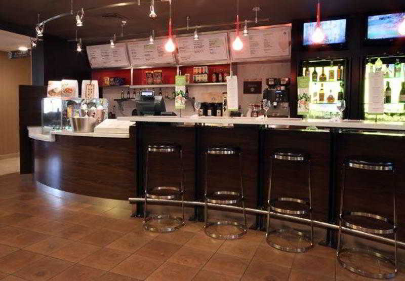 Отель Courtyard By Marriott Topeka