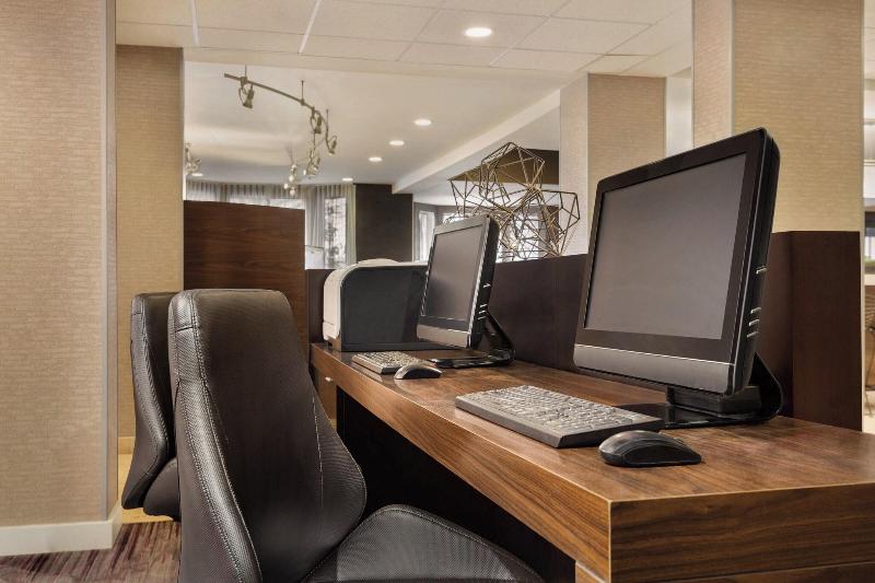 Отель Courtyard By Marriott Topeka