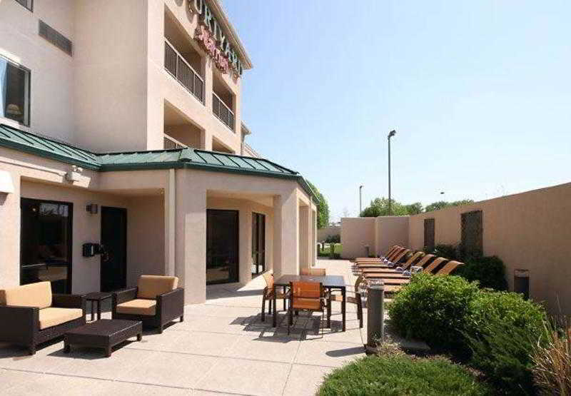 Отель Courtyard By Marriott Topeka