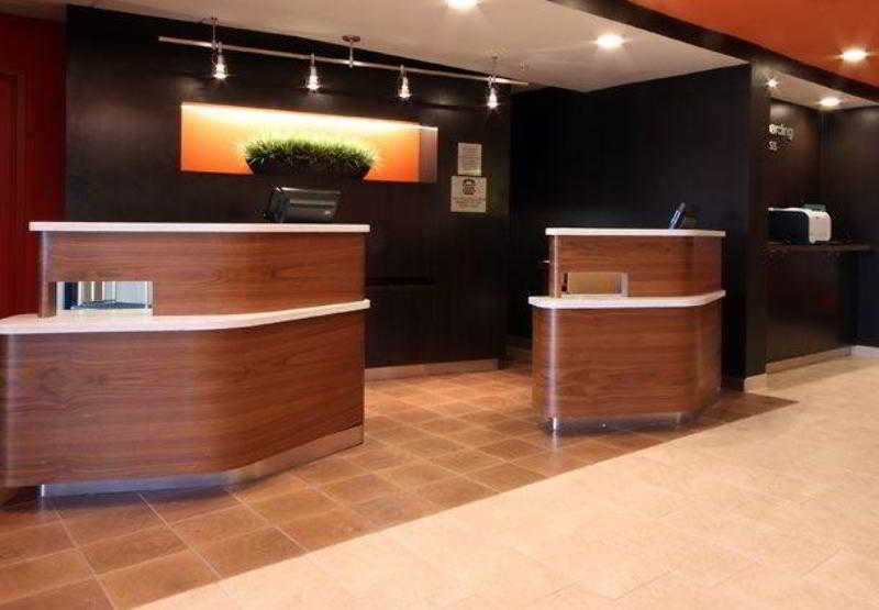 Отель Courtyard By Marriott Topeka