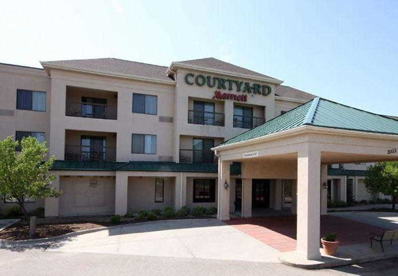 Отель Courtyard By Marriott Topeka