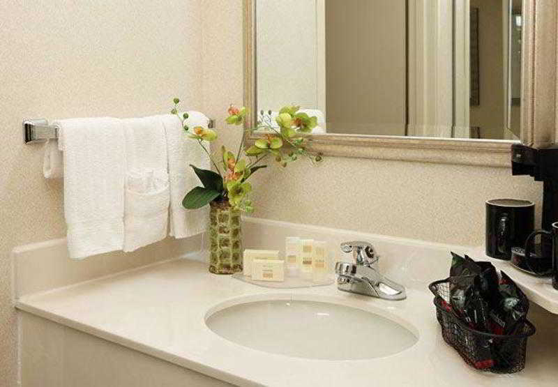 Отель Courtyard By Marriott Topeka