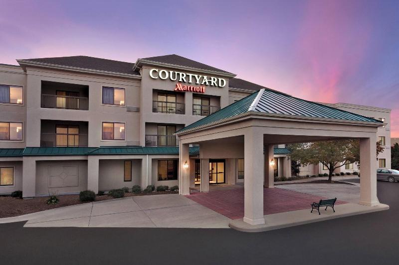Отель Courtyard By Marriott Topeka