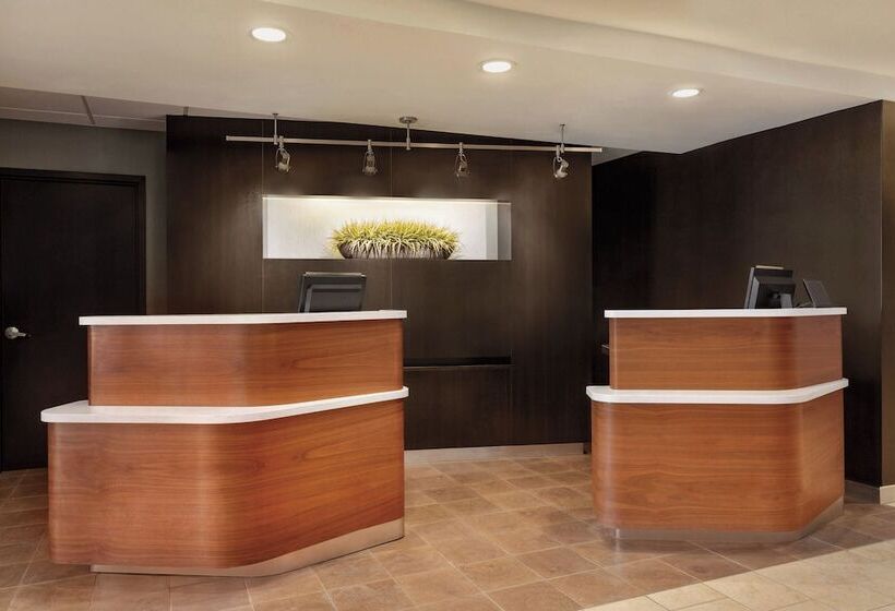 Отель Courtyard By Marriott Topeka