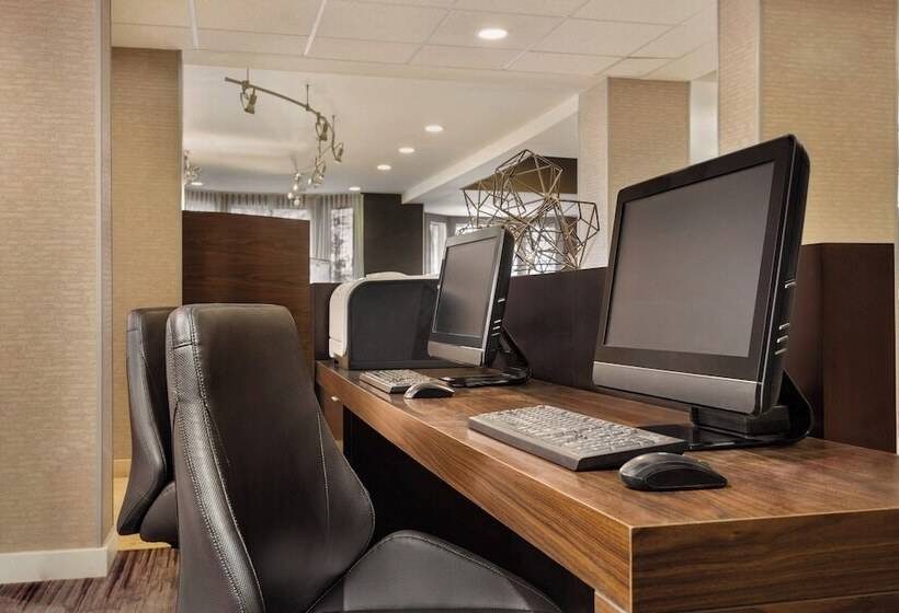 Отель Courtyard By Marriott Topeka