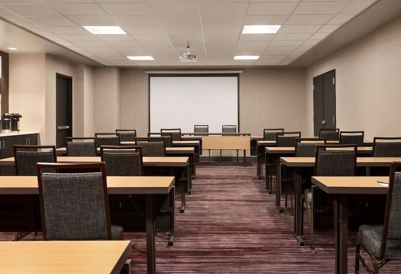 Отель Courtyard By Marriott Topeka