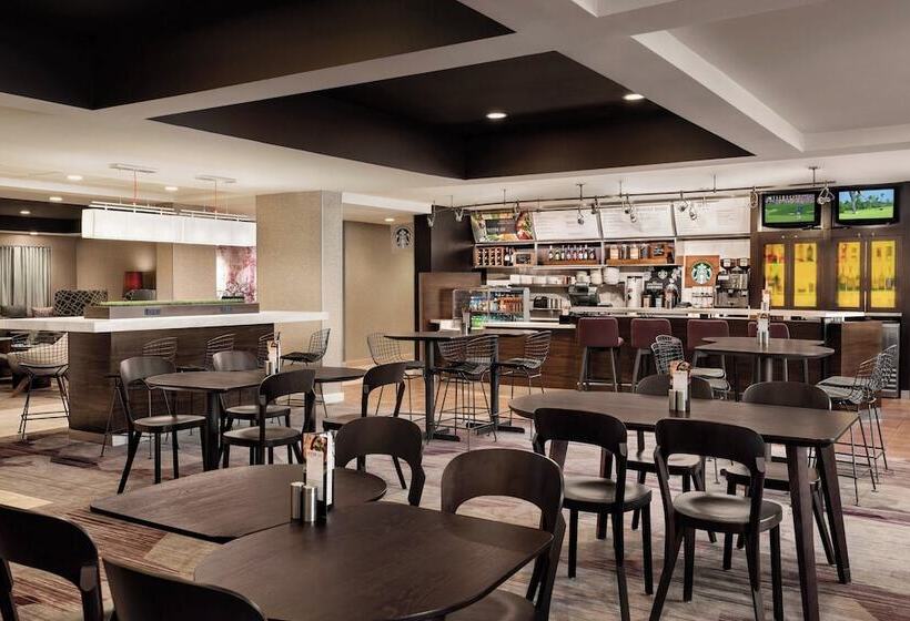 Отель Courtyard By Marriott Topeka