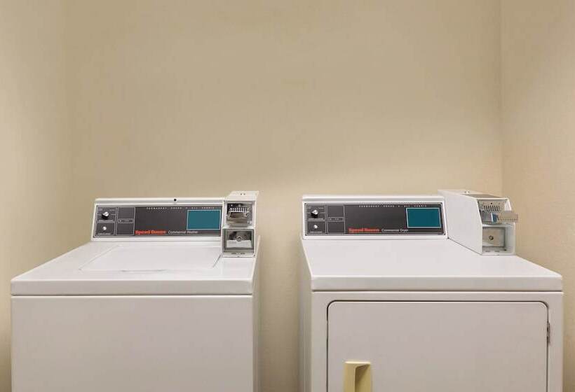 Отель Courtyard By Marriott Topeka