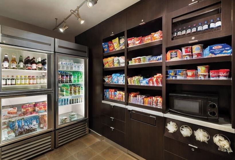 Отель Courtyard By Marriott Topeka