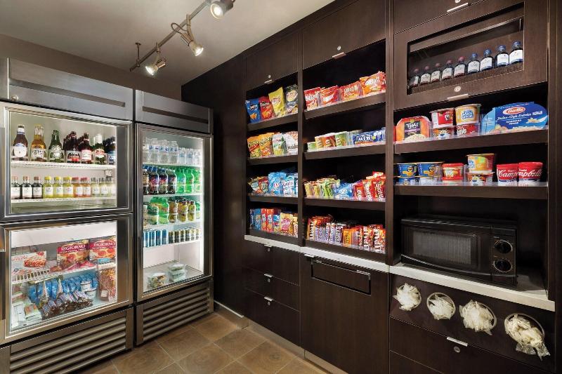 Отель Courtyard By Marriott Topeka