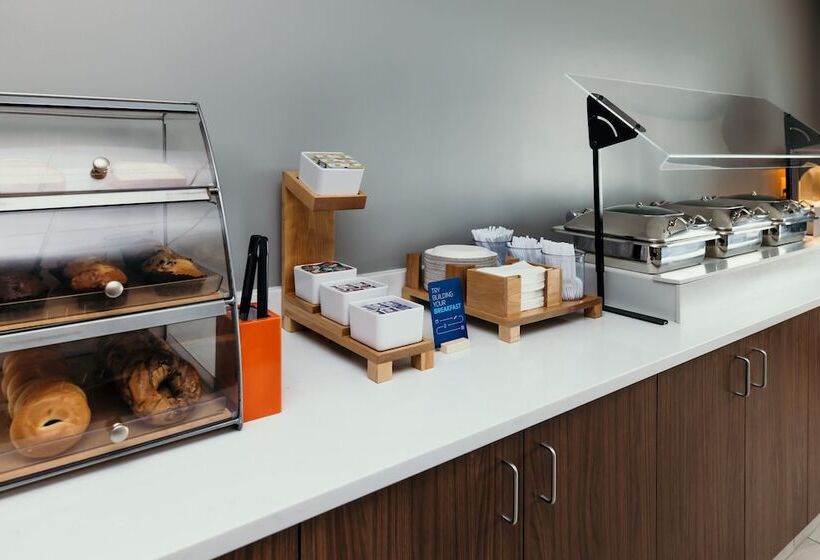 فندق Holiday Inn Express And Suites Urbandale Des Moines, An Ihg