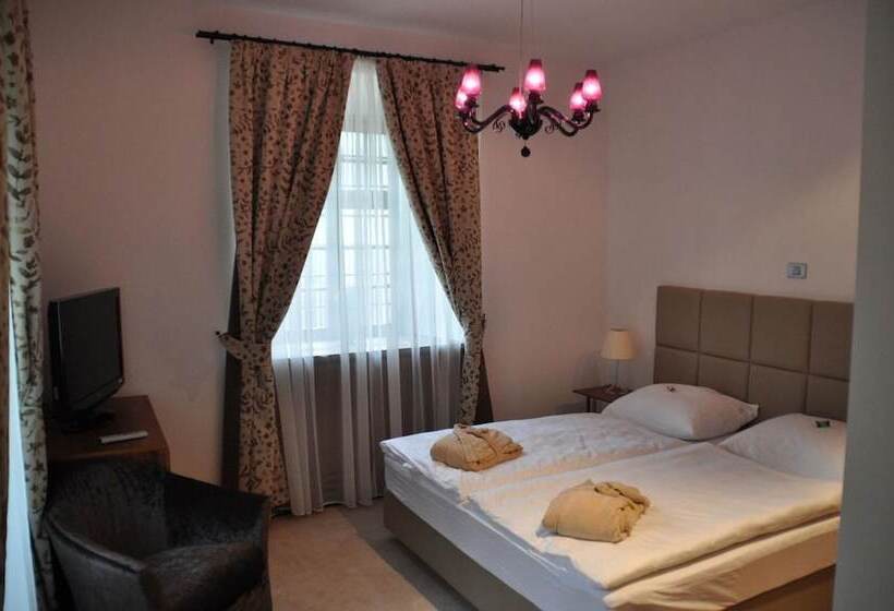 هتل Lambergh Château &