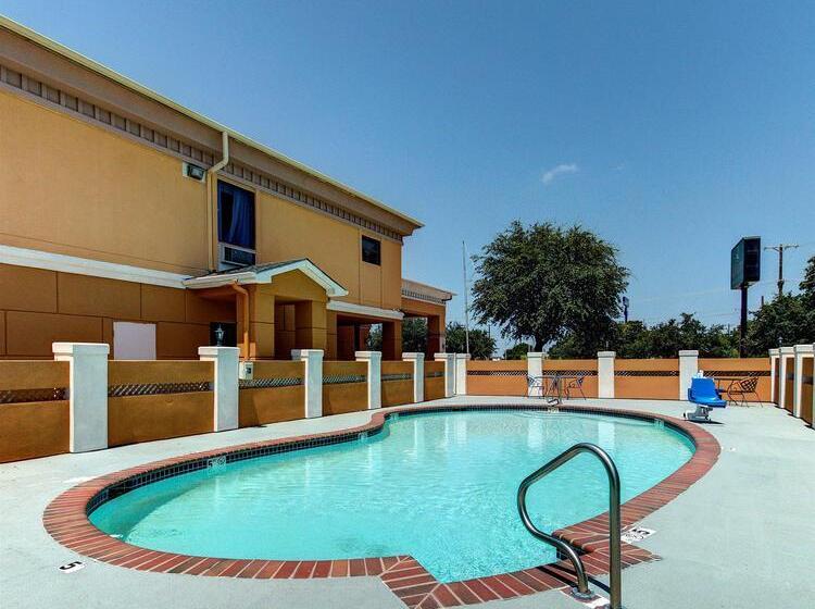 בית מלון כפרי Quality Inn & Suites  Granbury