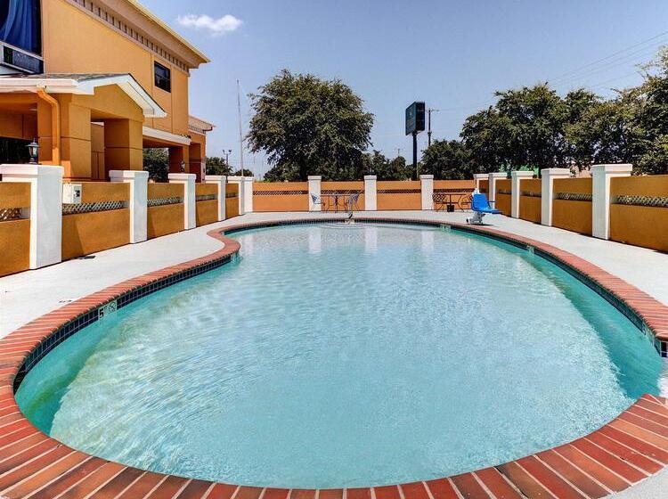 בית מלון כפרי Quality Inn & Suites  Granbury