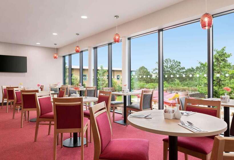 فندق Ramada By Wyndham Cobham
