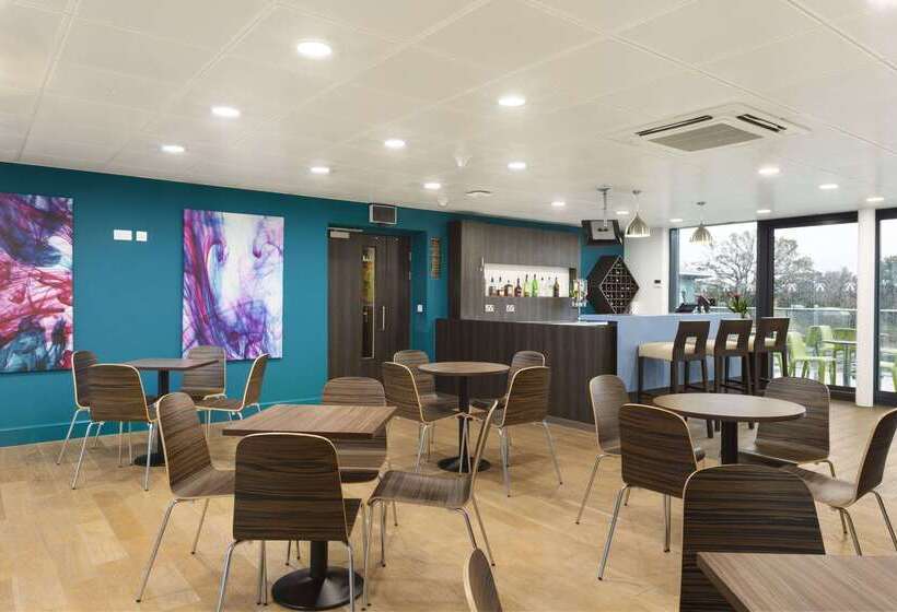 فندق Ramada By Wyndham Cobham