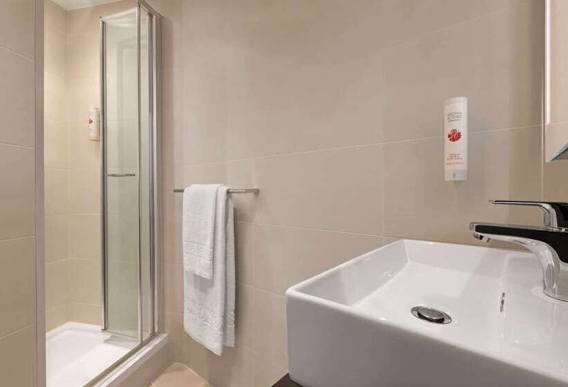 فندق Ramada By Wyndham Cobham