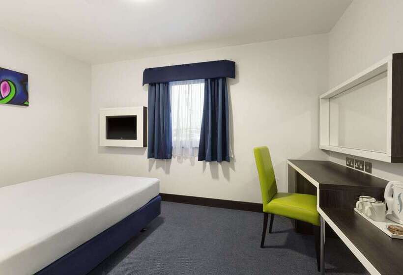 فندق Ramada By Wyndham Cobham