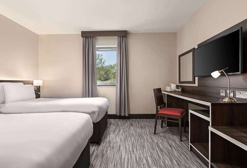 فندق Ramada By Wyndham Cobham