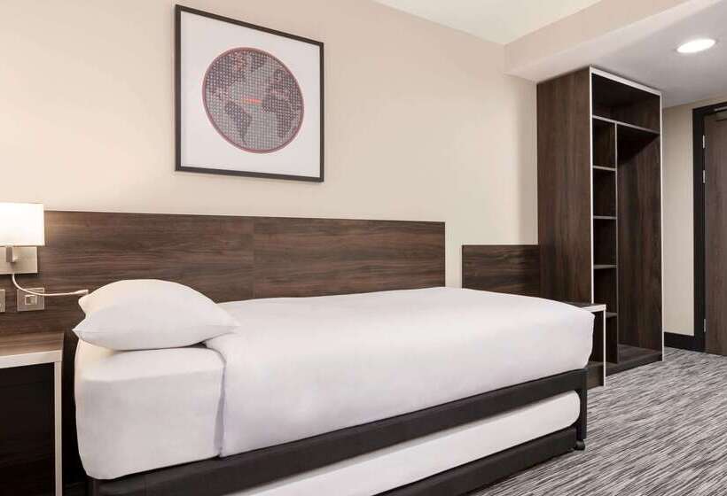 فندق Ramada By Wyndham Cobham