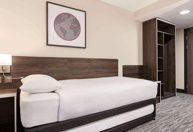 فندق Ramada By Wyndham Cobham