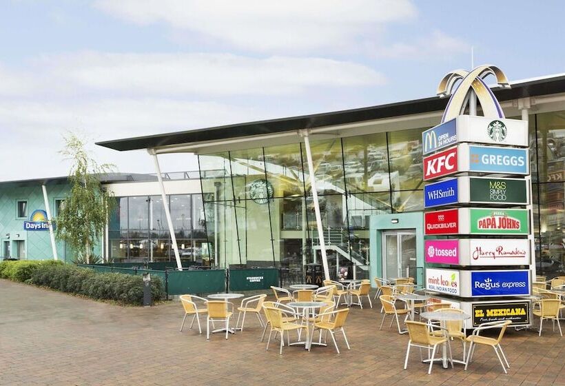 فندق Ramada By Wyndham Cobham