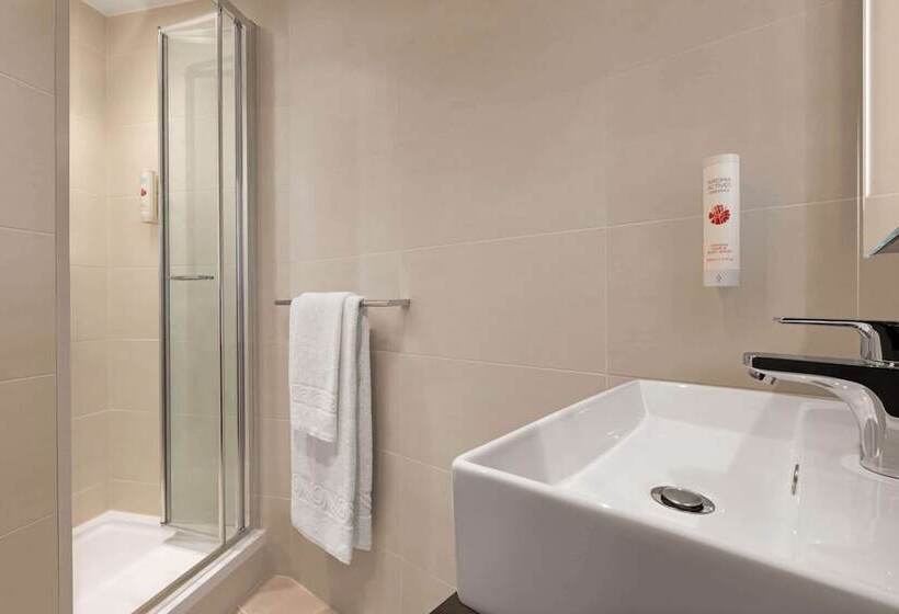 فندق Ramada By Wyndham Cobham