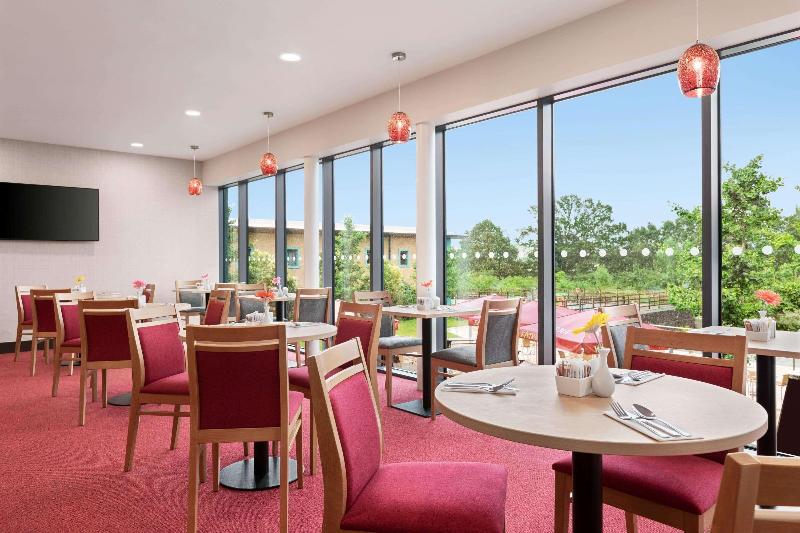 فندق Ramada By Wyndham Cobham