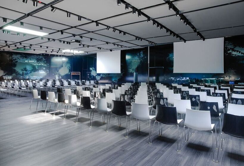 هتل Renaissance Barcelona Fira