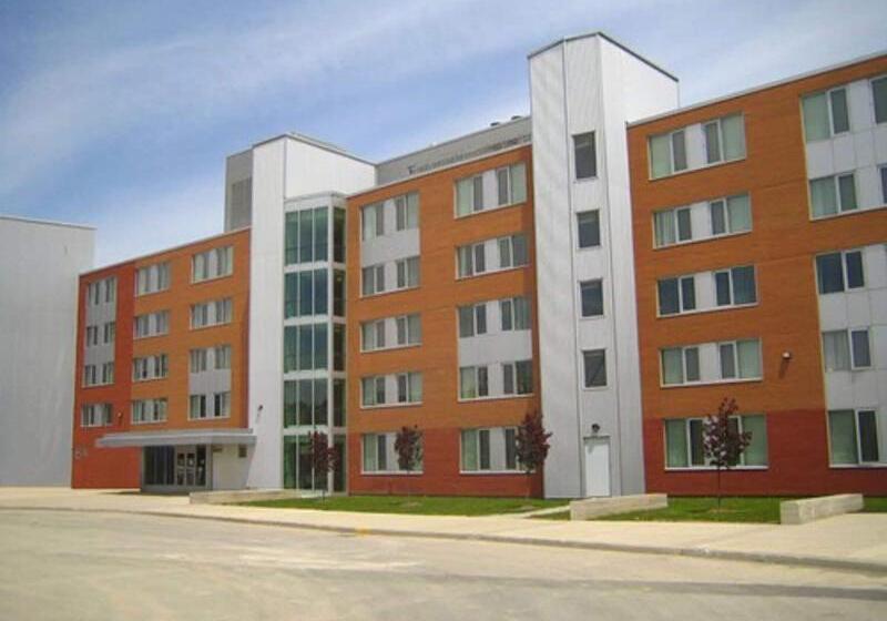 هتل Residence & Conference Centre Brampton
