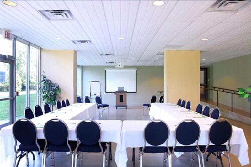 هتل Residence & Conference Centre Brampton