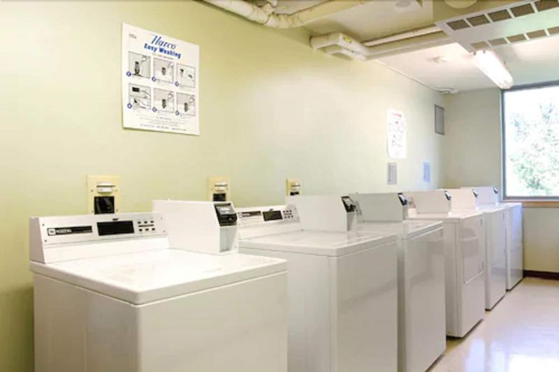 هتل Residence & Conference Centre Brampton