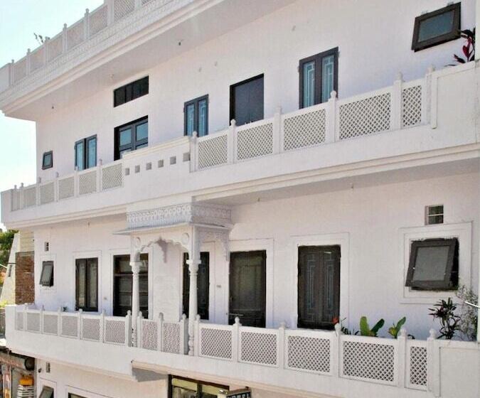 فندق Satkar