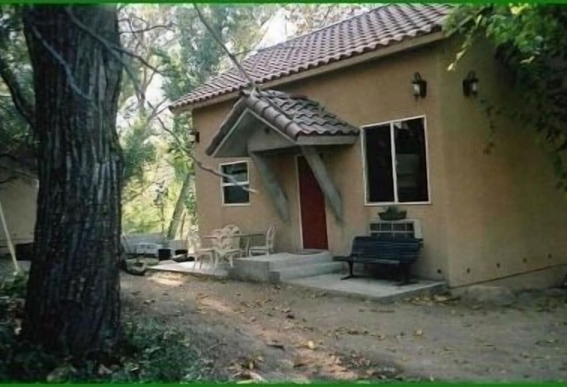 فندق Sequoia Riverfront Cabins