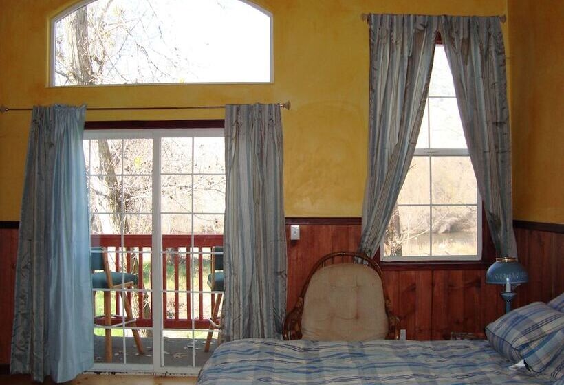 فندق Sequoia Riverfront Cabins